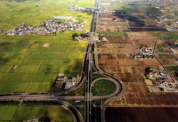 Mặt hoang tàn và tươi sáng – đường cao tốc Sendai – tobu (thành phố Sendai, quận Miyagi) với danh giới phía Tây là những cánh đồng lúa trổ bông chuẩn bị vụ mùa bội thu, trong khi phía Đông không thể trồng trọt vì đất đã bị nhiễm muối mặn từ đợt sóng thần.