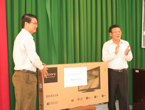 Trong chuyến công tác, Bộ trưởng tặng quà cho Trường THCS Mỹ Quý và Trường THPT chuyên Thoại Ngọc Hầu