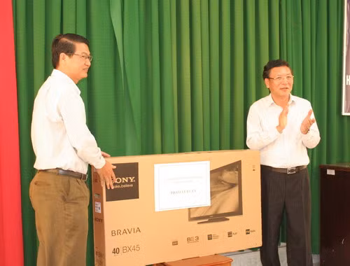 Trong chuyến công tác, Bộ trưởng tặng quà cho Trường THCS Mỹ Quý và Trường THPT chuyên Thoại Ngọc Hầu