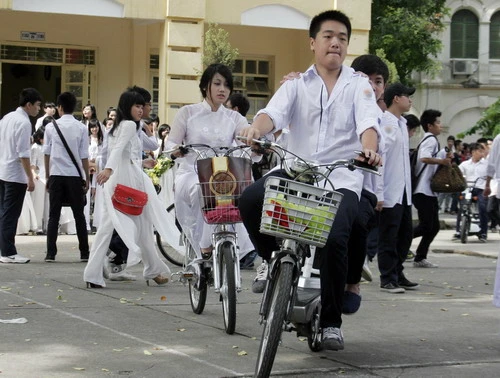 Học sinh đi xe đạp điện không đội MBH: Lỗi chính do gia đình