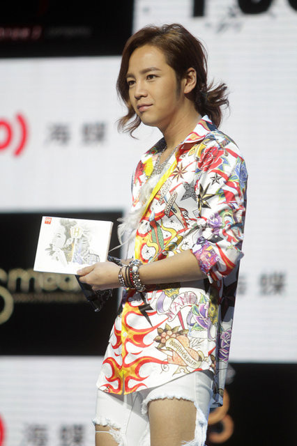 Jang Geun Suk tự tin diện quần rách lên sân khấu ảnh 4