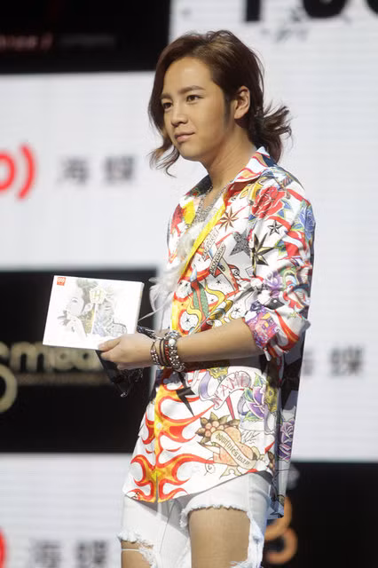 Jang Geun Suk tự tin diện quần rách lên sân khấu ảnh 4