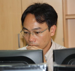 PGS. TS Hoàng Minh Sơn, Trưởng phòng đào tạo và PGS.TS Phạm Hoàng Lương - Phó Hiệu trưởng trả lời các câu hỏi của thí sinh