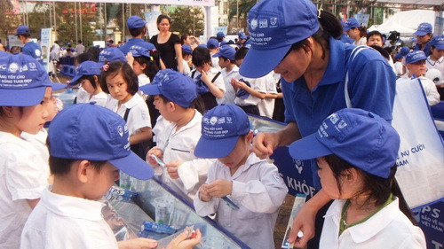 Tình nguyện viên là các sinh viên y khoa hướng dẫn các em trải răng đúng cách Tình nguyện viên là các sinh viên y khoa hướng dẫn các em trải răng đúng cách
