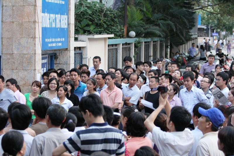 Hà Nội: Không để phụ huynh phải xếp hàng qua đêm mua hồ sơ ảnh 1