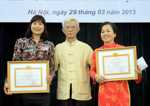    PGS.TS Đặng Quốc Bảo, trao giải Nhì cho TS Nghiêm Thị Hồng Vân- chi bộ Vụ Pháp chế (bên trái ảnh) và TS Bùi Thị Lý- chi bộ Vụ Tổ chức Cán bộ. Ảnh, gdtd.vn