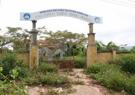 Điểm lẻ trường Tiểu học A Dơi bị bỏ hoang suốt năm qua, kể từ ngày công trình được hoàn thành Điểm lẻ trường Tiểu học A Dơi bị bỏ hoang suốt năm qua, kể từ ngày công trình được hoàn thành