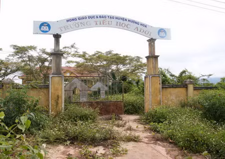 Điểm lẻ trường Tiểu học A Dơi bị bỏ hoang suốt năm qua, kể từ ngày công trình được hoàn thành