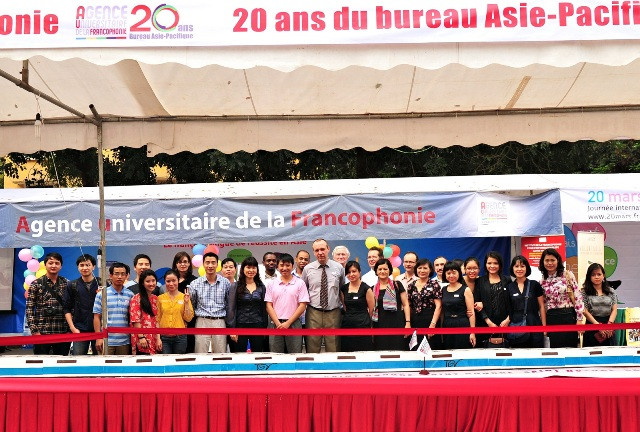 Ghi lại hình ảnh bên chiếc bánh đạt kỷ lục VN. Ảnh: NN