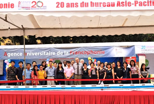 Ghi lại hình ảnh bên chiếc bánh đạt kỷ lục VN. Ảnh: NN