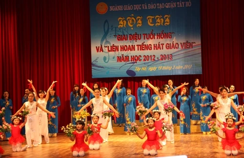 Tưng bừng &quot;Hội thi Giai điệu tuổi hồng và Liên hoan tiếng hát GV năm học 2012 - 2013&quot;.