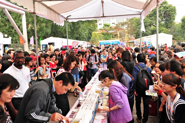 Chiếc bánh có thể chia sẻ cho khoảng gần 2000 người. Ảnh: NN