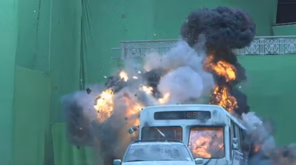 Phần lớn hậu quả của các cảnh hành động bao gồm một đội ngũ các nhân viên làm việc trên phông nền xanh.