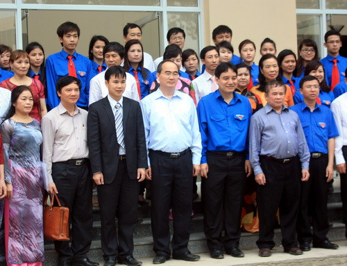 Phó Thủ tướng Nguyễn Thiện Nhân và đoàn công tác chụp ảnh lưu niệm với cán bộ, GV, SV của Học viện. Ảnh, gdtd.vn