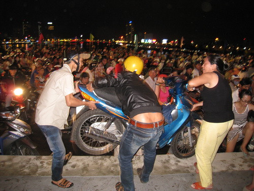  Muốn thoát ra khỏi đám đông, nhiều người dân khiêng xe lên giải phân cách cầu