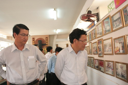 Bộ trưởng thăm phòng truyền thống Trường THPT chuyên Thoại Ngọc Hầu