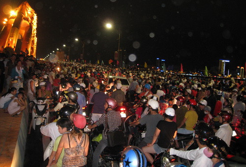 Hàng ngàn người dân và du khách đổ xô về cầu Rồng