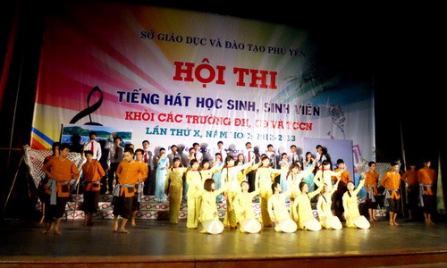 "Hội thi tiếng hát HSSV Phú Yên" lần thứ X – 2013: Ấn tượng và đa sắc màu