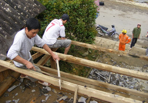 Bà con nhân dân tự khắc phục hậu quả