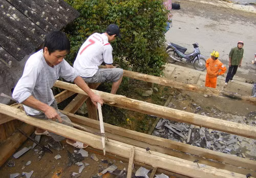 Bà con nhân dân tự khắc phục hậu quả