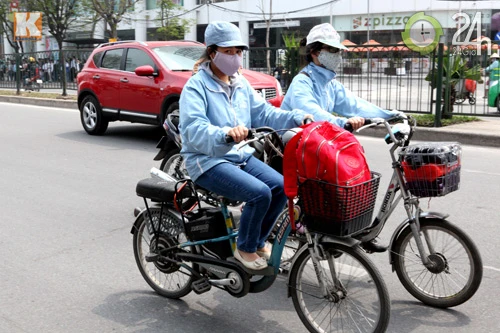 Không muốn muộn học, hãy đội mũ bảo hiểm!