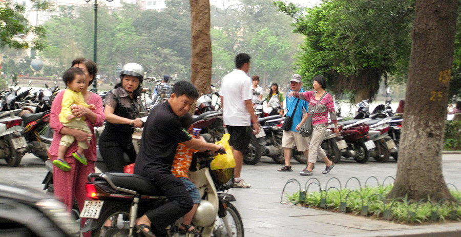 Bãi trông xe lại "nuốt" bờ hồ Hoàn Kiếm! ảnh 1 Bãi trông xe lại "nuốt" bờ hồ Hoàn Kiếm! ảnh 1