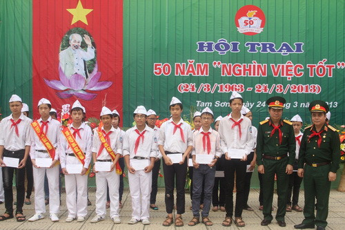 Các em học sinh đạt danh hiệu “Dũng sĩ nghìn việc tốt” được tuyên dương tại Hội trại 