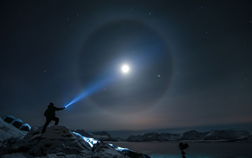 Photographer Steve Nilsen couldn’t help having fun when he witnessed an impressive moon halo in Aspenes in northern Norway. He grabbed his torch and made it appear as if he was create the phenomenon.