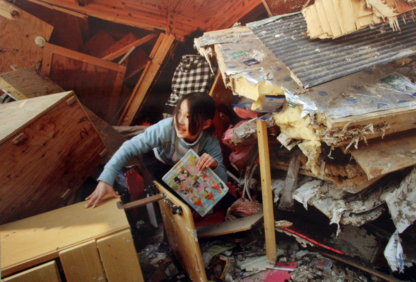 Một cô bé lớp 2 tìm thấy quyển vở yêu thích của mình trong ngôi nhà đổ nát tại thành phố Ishinomaki, tỉnh Miyagi