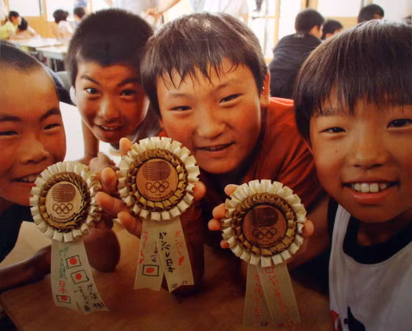 Bùa may mắn – Học sinh trường tiểu học Iriya thuộc thị trấn Minami – sanriku, quận Miyagi, làm bùa may mắn dành tặng các thành viên đội tuyển Olympic Nhật Bản tham dự Thế Vận Hội Luân Đôn 2012. Bùa may mắn được làm từ các mảnh vụn gạch đá sau thảm họa.