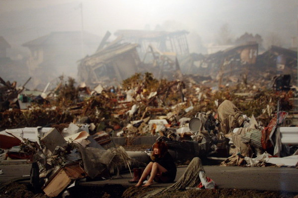 Nước mắt đau thương – người phụ nữ ngồi bên vệ đường khóc nức nở trước cảnh hoang tàn do sóng thần càn quét của huyện Yuriage, thành phố Natori, tỉnh Miyagi