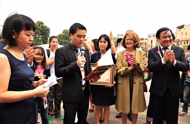 Đại diện Giness VN xác nhận kỷ lục. Ảnh: NN