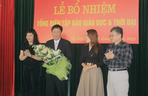 Đại diện Chi hội nhà báo, công đoàn, lãnh đạo báo GD&TĐ tặng hoa chúc mừng tân TBT báo. Ảnh, gdtd.vn