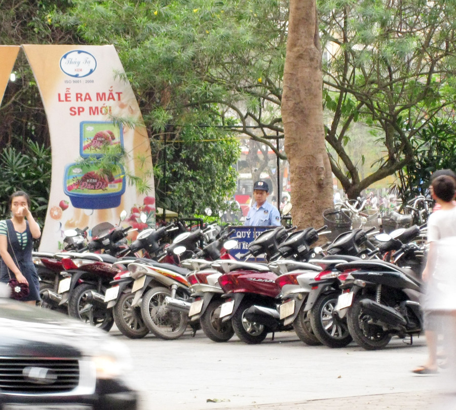 Bãi trông xe lại "nuốt" bờ hồ Hoàn Kiếm! ảnh 2 Bãi trông xe lại "nuốt" bờ hồ Hoàn Kiếm! ảnh 2