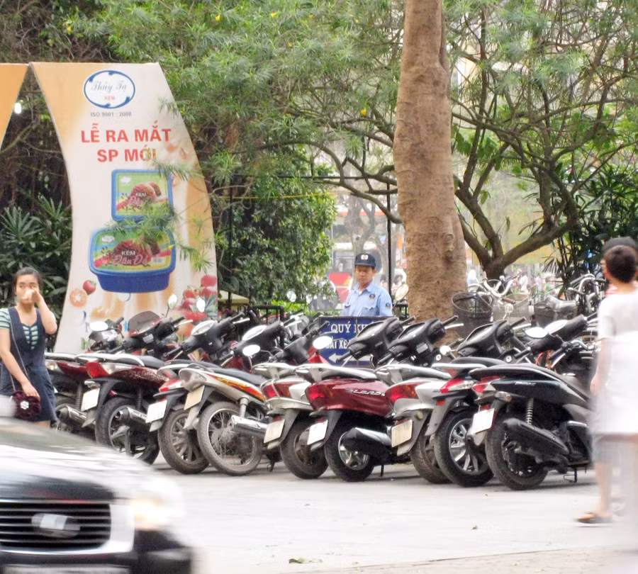 Bãi trông xe lại "nuốt" bờ hồ Hoàn Kiếm! ảnh 2