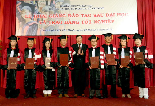 PGS.TS Nguyễn Kim Hồng – hiệu trưởng nhà trường trao bằng tiến sĩ