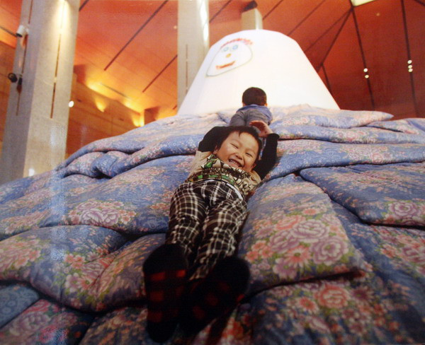 Những nụ cười rạng rỡ - Tại Viện bảo tàng nghệ thuật quận Fukushima một ngọn núi nệm futon đã được tạo nên cho các em nhỏ phải hạn chế ra ngoài chơi sau sự cố nhà máy điện hạt nhân Fukushima 1.