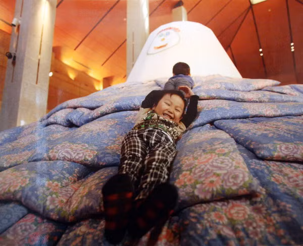 Những nụ cười rạng rỡ - Tại Viện bảo tàng nghệ thuật quận Fukushima một ngọn núi nệm futon đã được tạo nên cho các em nhỏ phải hạn chế ra ngoài chơi sau sự cố nhà máy điện hạt nhân Fukushima 1.