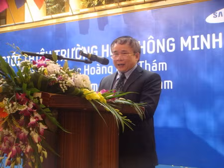 Thứ trưởng Bùi Văn Ga cắt băng khánh thành buổi lễ bàn giao Lớp học thông minh (Ảnh T. Anh)