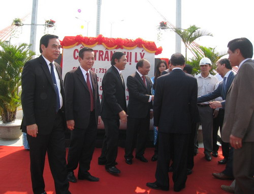 Phó Thủ tướng Nguyễn Xuân Phúc chúc mừng lãnh đạo TP.Đà Nẵng khánh thành và đưa vào sử dụng các công trình trọng điểm