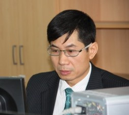 PGS. TS Hoàng Minh Sơn, Trưởng phòng đào tạo và PGS.TS Phạm Hoàng Lương - Phó Hiệu trưởng trả lời các câu hỏi của thí sinh