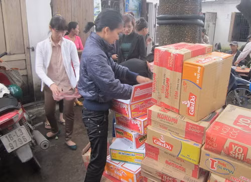 Các thùng quà đã được tập kết tại địa điểm thiện nguyện ngay từ sáng sớm
