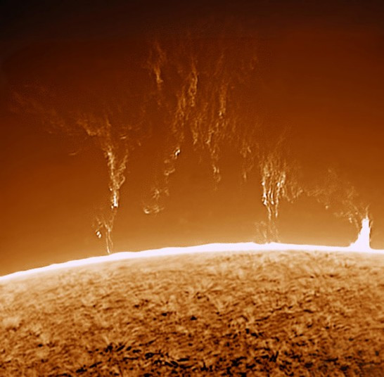 Nhiếp ảnh gia không chuyên Dave Tyler đã chụp được bức ảnh về lửa mặt trời từ vườn sau nhà mình tại Anh bằng kính viễn vọng với bộ lọc alpha hydrogen. Amateur solar-photographer Dave Tyler took this photograph of solar flares in his back garden near High Wycombe, Bucks. He used a refracting telescope equipped with a hydrogen alpha filter to capture these incredible shots from 93 million miles away.