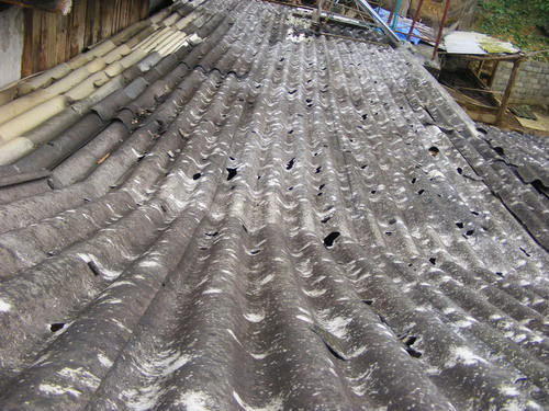 Mái nhà thủng sau mưa