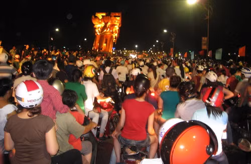 Đà Nẵng: Xem cầu Rồng phun lửa, phun nước, giao thông bị tê liệt