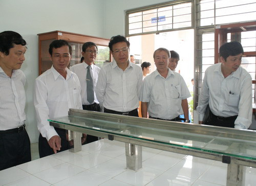 Bộ trưởng cùng đoàn công tác thăm phòng thực hành của Trường THCS Mỹ Quý 