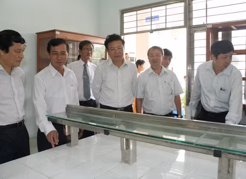 Bộ trưởng cùng đoàn công tác thăm phòng thực hành của Trường THCS Mỹ Quý 