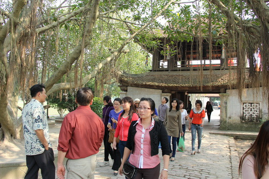 Nhiều người đến với chùa Bút Tháp để được tận mắt chứng kiến vẻ đẹp nguyên sở, cổ kính của ngôi chùa. (Ảnh: gdtd.vn)