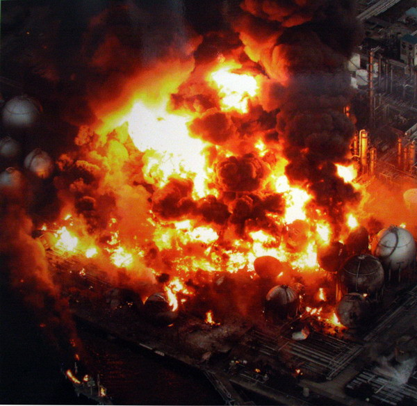 Lửa bùng cháy – nhà máy lọc dầu bốc cháy ngùn ngụt tại thành phố Ichihara, tỉnh Chiba