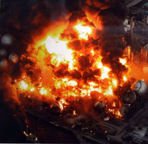 Lửa bùng cháy – nhà máy lọc dầu bốc cháy ngùn ngụt tại thành phố Ichihara, tỉnh Chiba